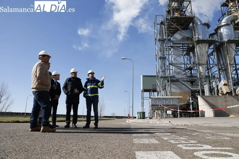 Visita del alcalde de Salamanca capital, Carlos García Carbayo, a la planta dedel grupo Vertex Bioenergy (Biocarburantes de Castilla y León), situada en Babilafuente. Foto de David Sañudo