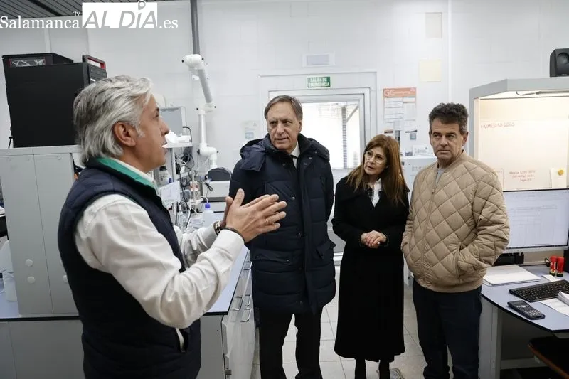 Visita del alcalde de Salamanca capital, Carlos García Carbayo, a la planta dedel grupo Vertex Bioenergy (Biocarburantes de Castilla y León), situada en Babilafuente. Foto de David Sañudo