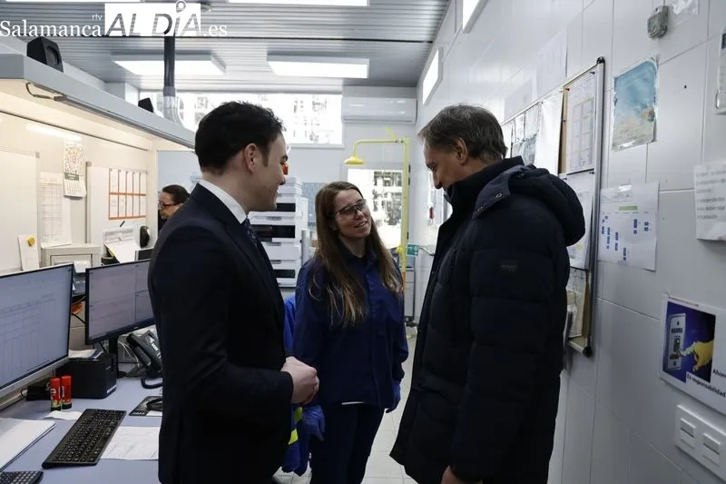 Visita del alcalde de Salamanca capital, Carlos García Carbayo, a la planta dedel grupo Vertex Bioenergy (Biocarburantes de Castilla y León), situada en Babilafuente. Foto de David Sañudo