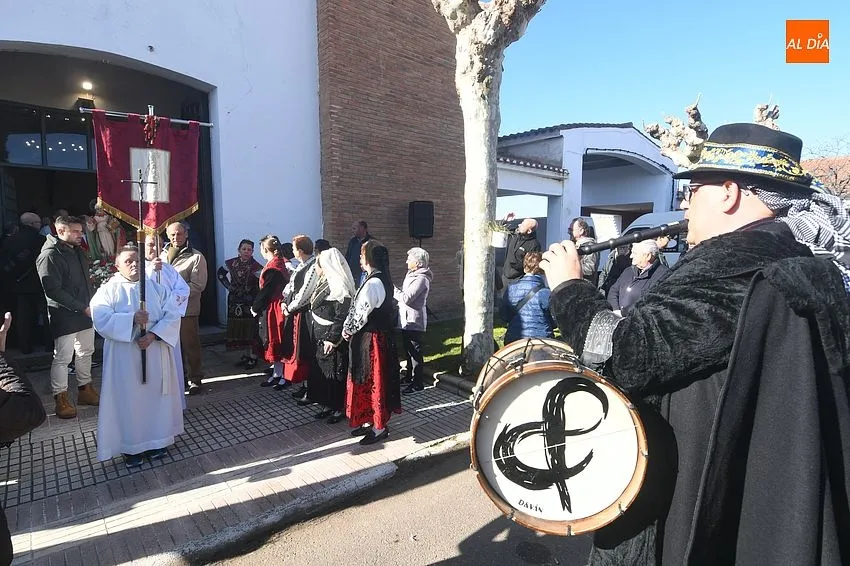 Foto 2 - Masivo acompa&ntilde;amiento a San Blas en su salida anual hasta el Monasterio de La Caridad