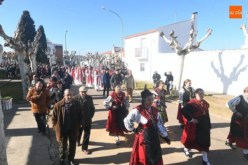 Foto 11 - Masivo acompa&ntilde;amiento a San Blas en su salida anual hasta el Monasterio de La Caridad