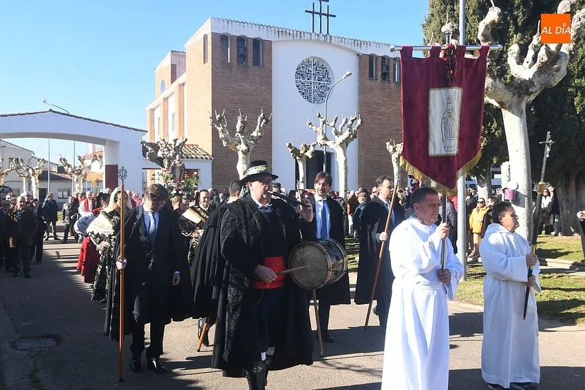 Foto 3 - Masivo acompa&ntilde;amiento a San Blas en su salida anual hasta el Monasterio de La Caridad