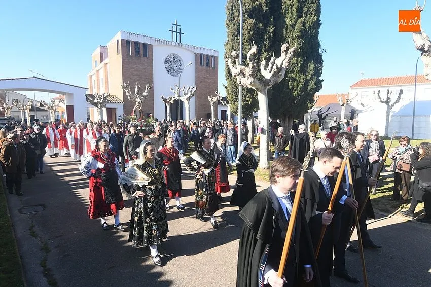 Foto 4 - Masivo acompa&ntilde;amiento a San Blas en su salida anual hasta el Monasterio de La Caridad