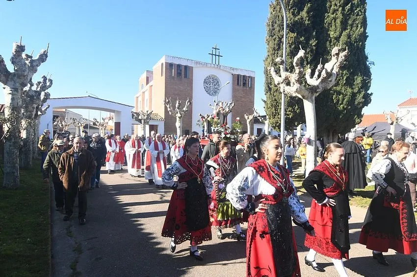 Foto 5 - Masivo acompa&ntilde;amiento a San Blas en su salida anual hasta el Monasterio de La Caridad