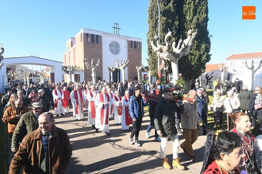 Foto 6 - Masivo acompa&ntilde;amiento a San Blas en su salida anual hasta el Monasterio de La Caridad
