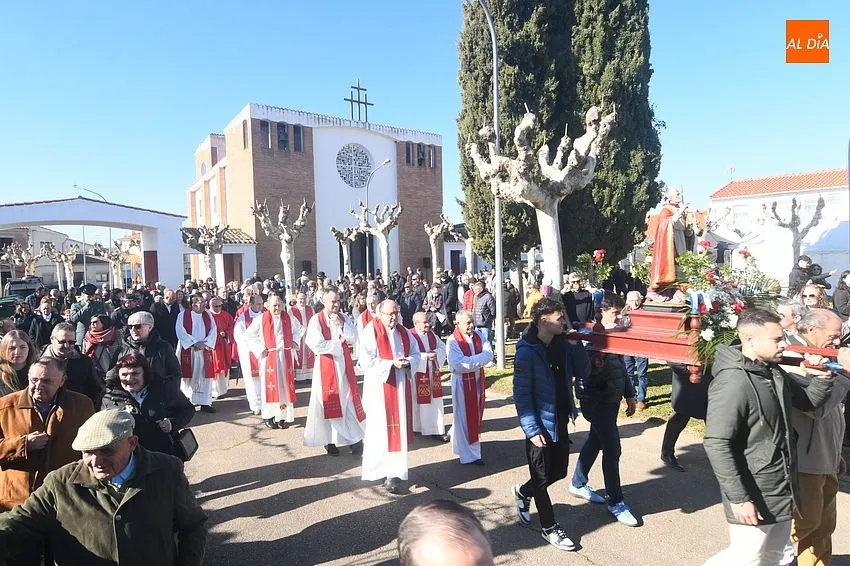 Foto 7 - Masivo acompa&ntilde;amiento a San Blas en su salida anual hasta el Monasterio de La Caridad