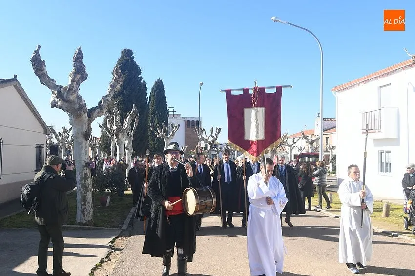 Foto 9 - Masivo acompa&ntilde;amiento a San Blas en su salida anual hasta el Monasterio de La Caridad