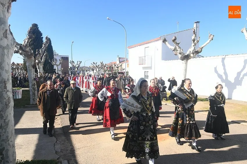 Foto 10 - Masivo acompa&ntilde;amiento a San Blas en su salida anual hasta el Monasterio de La Caridad