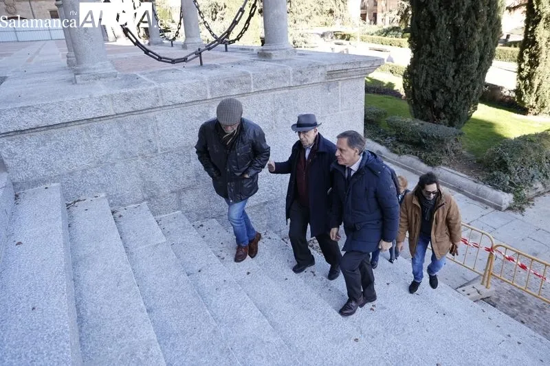 Visita del alcalde de Salamanca a la restauración de la lonja norte de la Catedral que se ha restaurado. Foto de David Sañudo