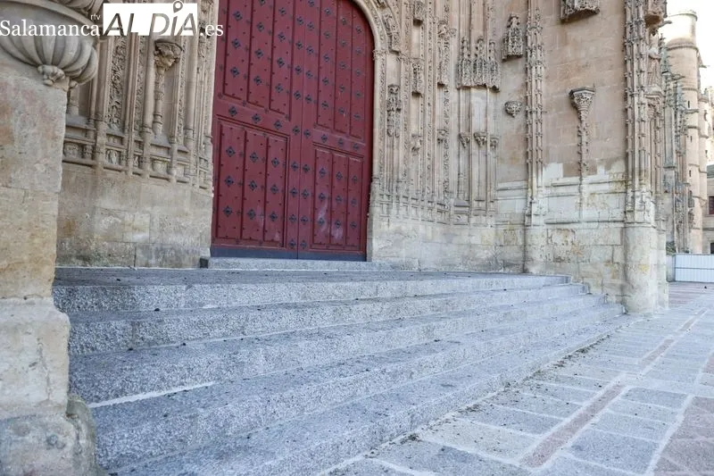 Visita del alcalde de Salamanca a la restauración de la lonja norte de la Catedral que se ha restaurado. Foto de David Sañudo