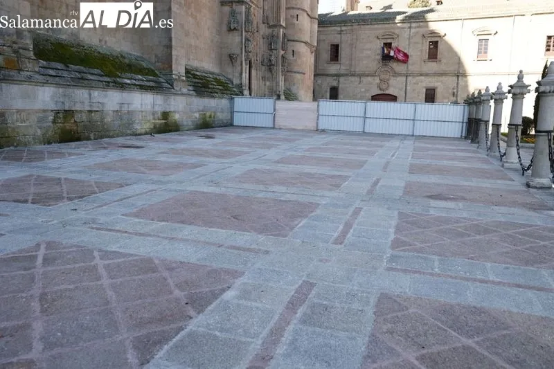 Visita del alcalde de Salamanca a la restauración de la lonja norte de la Catedral que se ha restaurado. Foto de David Sañudo