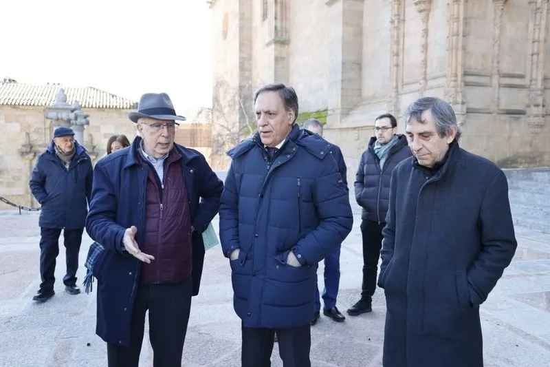 Visita del alcalde de Salamanca a la restauración de la lonja norte de la Catedral que se ha restaurado. Foto de David Sañudo