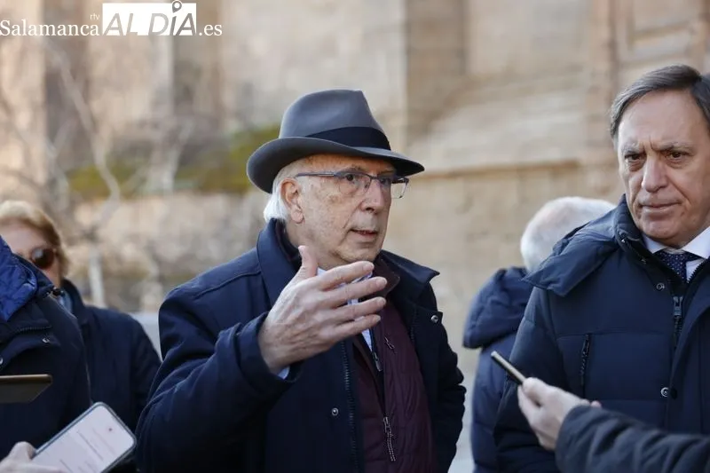Visita del alcalde de Salamanca a la restauración de la lonja norte de la Catedral que se ha restaurado. Foto de David Sañudo