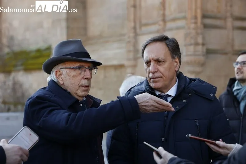 Visita del alcalde de Salamanca a la restauración de la lonja norte de la Catedral que se ha restaurado. Foto de David Sañudo