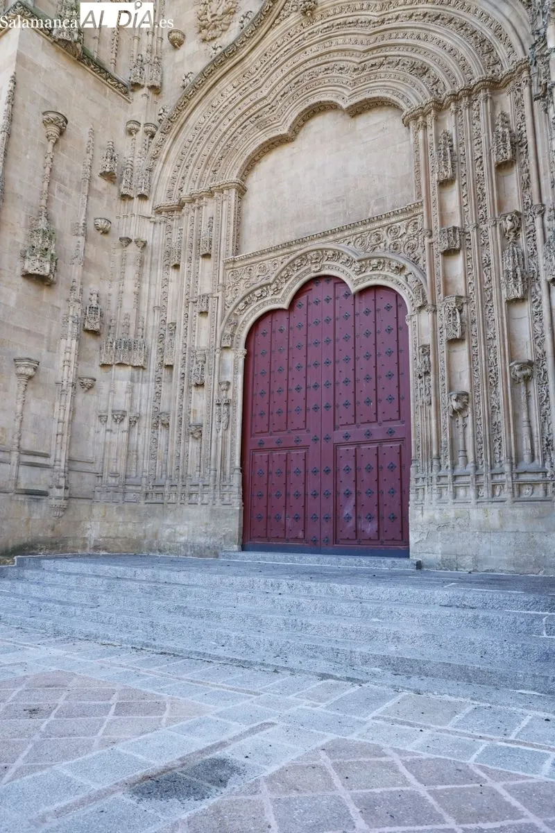 Visita del alcalde de Salamanca a la restauración de la lonja norte de la Catedral que se ha restaurado. Foto de David Sañudo