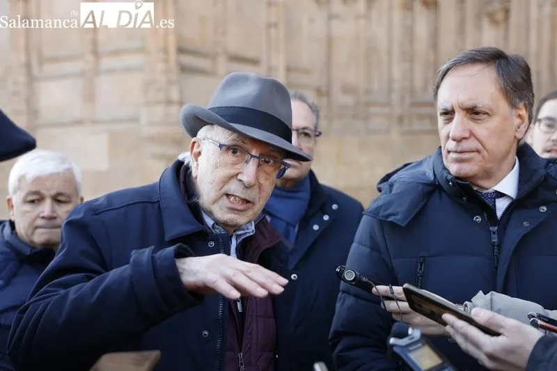 Visita del alcalde de Salamanca a la restauración de la lonja norte de la Catedral que se ha restaurado. Foto de David Sañudo