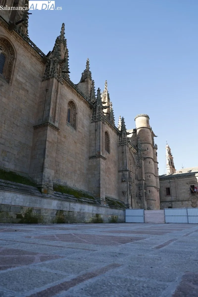 Visita del alcalde de Salamanca a la restauración de la lonja norte de la Catedral que se ha restaurado. Foto de David Sañudo