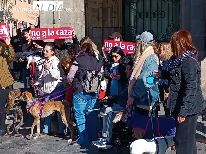 Salamanca se manifiesta contra la caza con perros | FOTOS: César García 