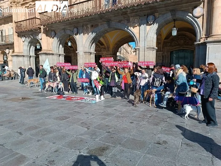Salamanca se manifiesta contra la caza con perros | FOTOS: César García 