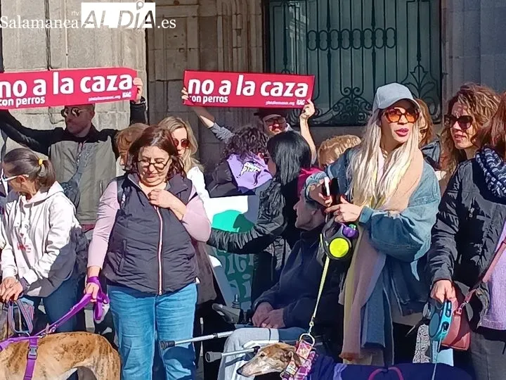 Salamanca se manifiesta contra la caza con perros | FOTOS: César García 