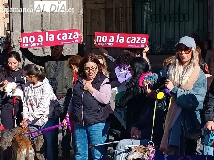 Salamanca se manifiesta contra la caza con perros | FOTOS: César García 