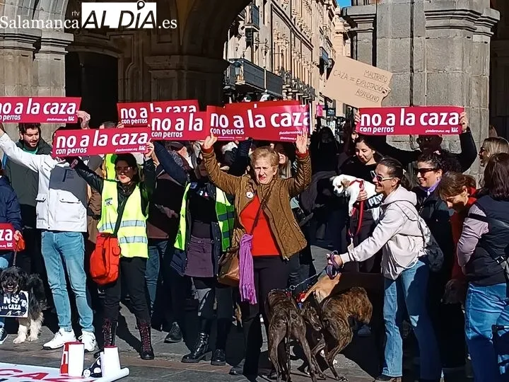 Salamanca se manifiesta contra la caza con perros | FOTOS: César García 