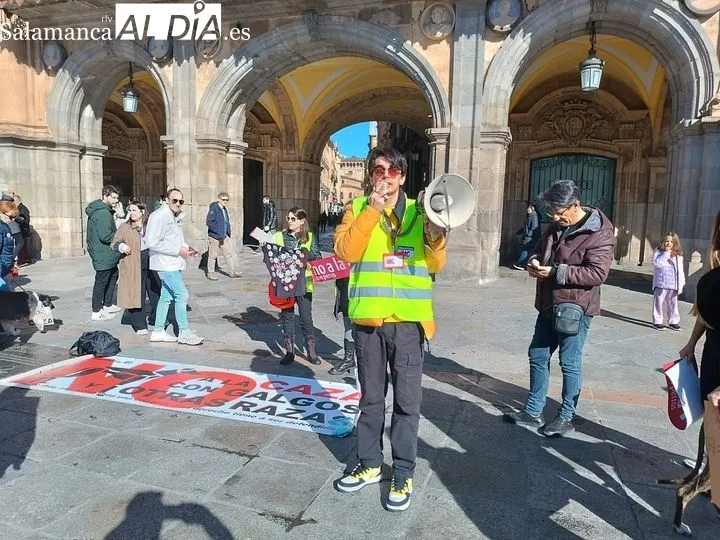 Salamanca se manifiesta contra la caza con perros | FOTOS: César García 