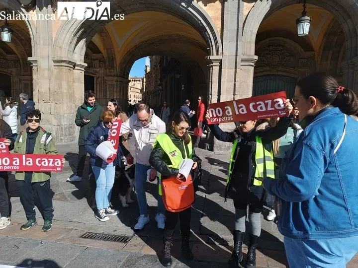Salamanca se manifiesta contra la caza con perros | FOTOS: César García 