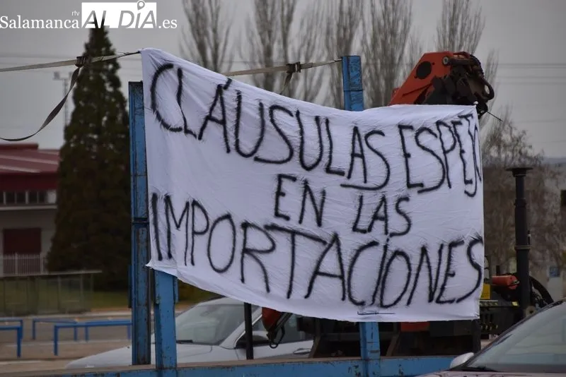 'D.E.P. La ganadería se muere' o 'Que no maten nuestras vacas, que las curen' entre las frases del día | FOTOS: Vanesa Martins 