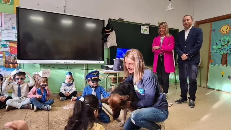 Los concejales de Bienestar Animal, María José Coca, y de Educación, Luis Sánchez, durante una visita a una de estas actividades en el Colegio Juan Jaén
