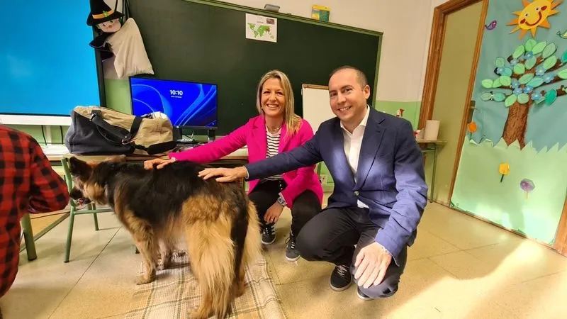 Los concejales de Bienestar Animal, María José Coca, y de Educación, Luis Sánchez, durante una visita a una de estas actividades en el Colegio Juan Jaén