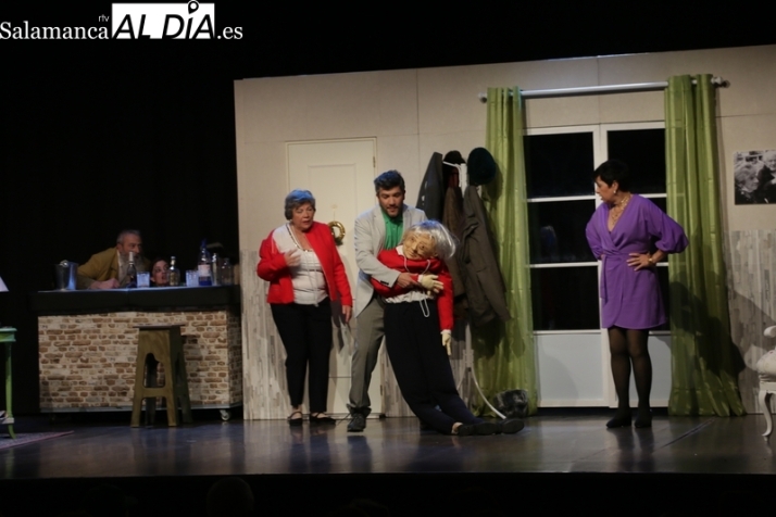El público de Vitigudino se desternilla de risa con Los Palomos de la Compañía Serrana de Comedias 