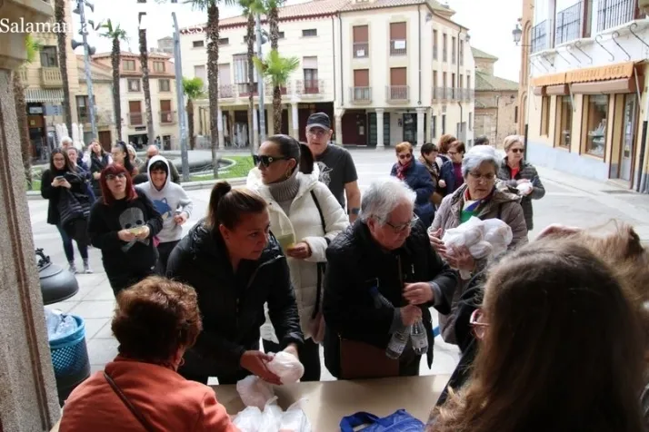 1000 bocadillos solidarios en una irreconocible y desangelada &lsquo;Operaci&oacute;n Bocata&rsquo; | Imagen 1