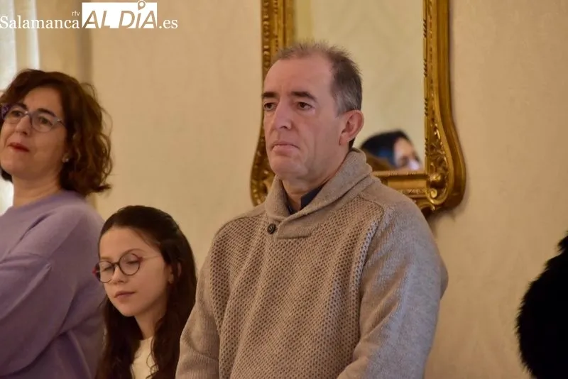 El alcalde de Salamanca, Carlos García Carbayo recibe a Gloria Sánchez, recientemente coronada Campeona de España de Tiro Olímpico con pistola de aire comprimido. Foto de Vanesa Martins