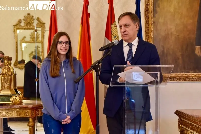 El alcalde de Salamanca, Carlos García Carbayo recibe a Gloria Sánchez, recientemente coronada Campeona de España de Tiro Olímpico con pistola de aire comprimido. Foto de Vanesa Martins