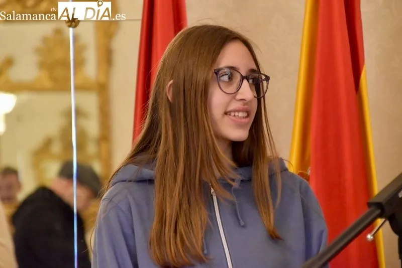 El alcalde de Salamanca, Carlos García Carbayo recibe a Gloria Sánchez, recientemente coronada Campeona de España de Tiro Olímpico con pistola de aire comprimido. Foto de Vanesa Martins