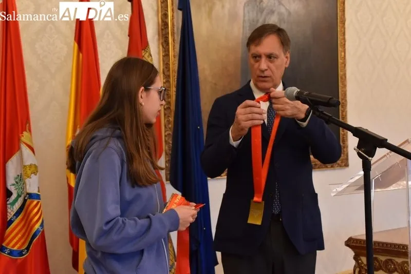 El alcalde de Salamanca, Carlos García Carbayo recibe a Gloria Sánchez, recientemente coronada Campeona de España de Tiro Olímpico con pistola de aire comprimido. Foto de Vanesa Martins