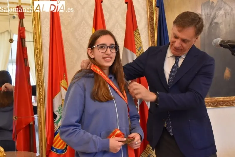 El alcalde de Salamanca, Carlos García Carbayo recibe a Gloria Sánchez, recientemente coronada Campeona de España de Tiro Olímpico con pistola de aire comprimido. Foto de Vanesa Martins