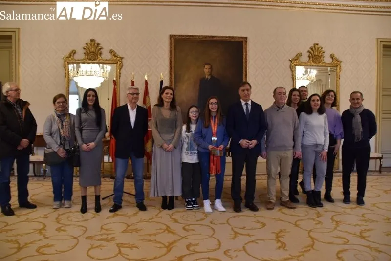 El alcalde de Salamanca, Carlos García Carbayo recibe a Gloria Sánchez, recientemente coronada Campeona de España de Tiro Olímpico con pistola de aire comprimido. Foto de Vanesa Martins