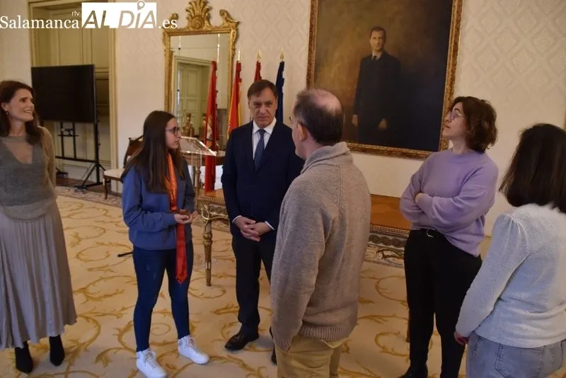 El alcalde de Salamanca, Carlos García Carbayo recibe a Gloria Sánchez, recientemente coronada Campeona de España de Tiro Olímpico con pistola de aire comprimido. Foto de Vanesa Martins
