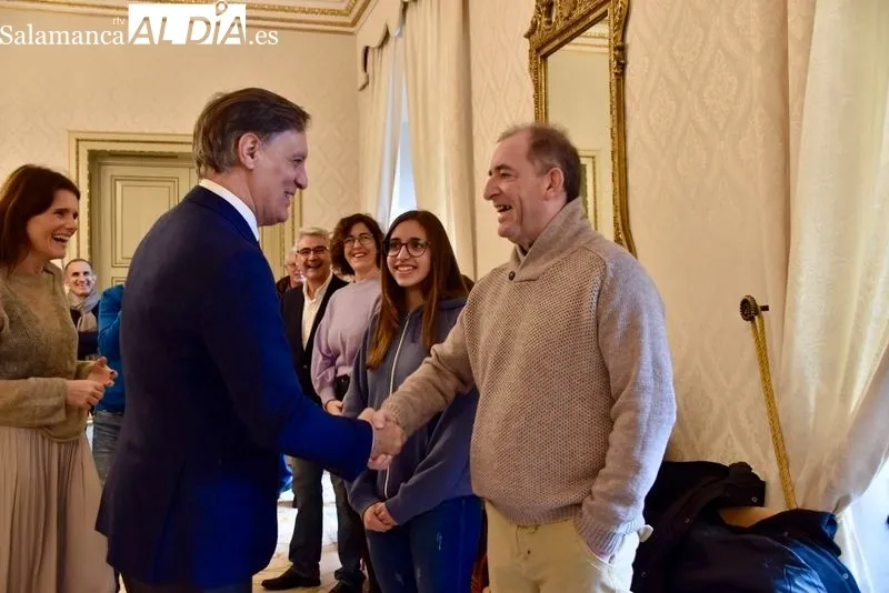 El alcalde de Salamanca, Carlos García Carbayo recibe a Gloria Sánchez, recientemente coronada Campeona de España de Tiro Olímpico con pistola de aire comprimido. Foto de Vanesa Martins