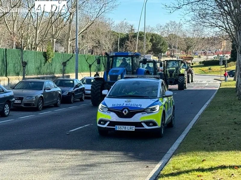 Tractorada en Salamanca de este viernes, a su paso por la avenida Vicente del Bosque, en Garrrido. Foto Raúl Blázquez