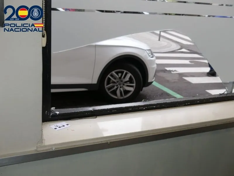 Ventanal fracturado por el que entró al establecimiento
