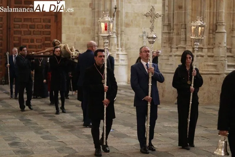 Tradicional acto del ‘Poeta ante la cruz’ con Mónica Velasco, el Coro Francisco Salinas y Alberto Iglesias al órgano. Fotos: Raúl Riego