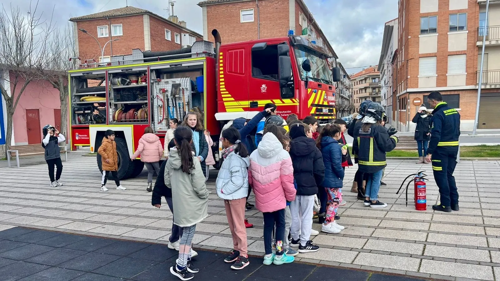 Foto 2 - Los escolares del colegio Miguel de Unamuno se convierten en peque&ntilde;os bomberos pe&ntilde;arandinos