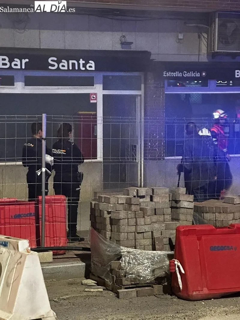 Bomberos y Policía Nacional a las puertas del bar de la carretera de Ledesma