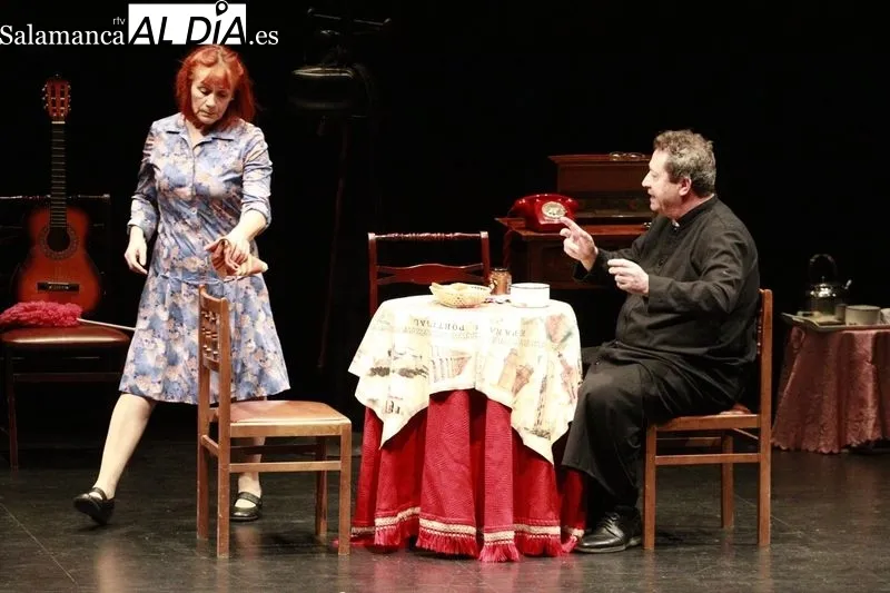 Komo Teatro ha representado en Salamanca 'Aquí va a pasar algo muy gordo'. Fotos: Raúl Riego