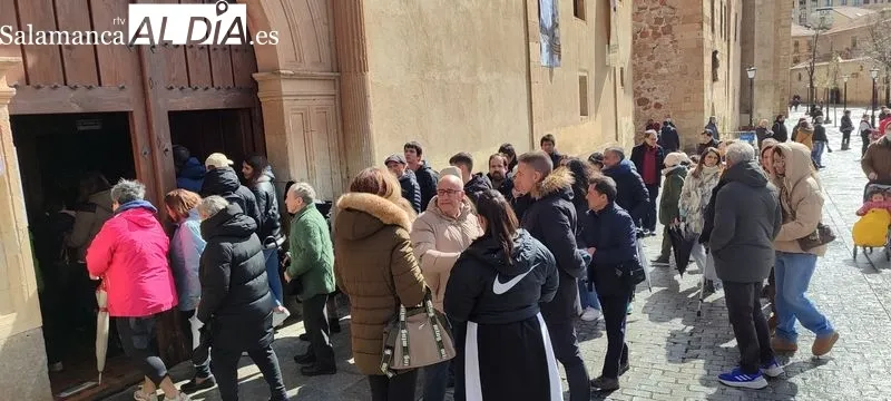 Encuentro de Jesús Resucitado y la Virgen de la Alegría en el interior de la iglesia de la Vera Cruz; y fieles visitando las imágenes. Fotos: Raúl González Riego