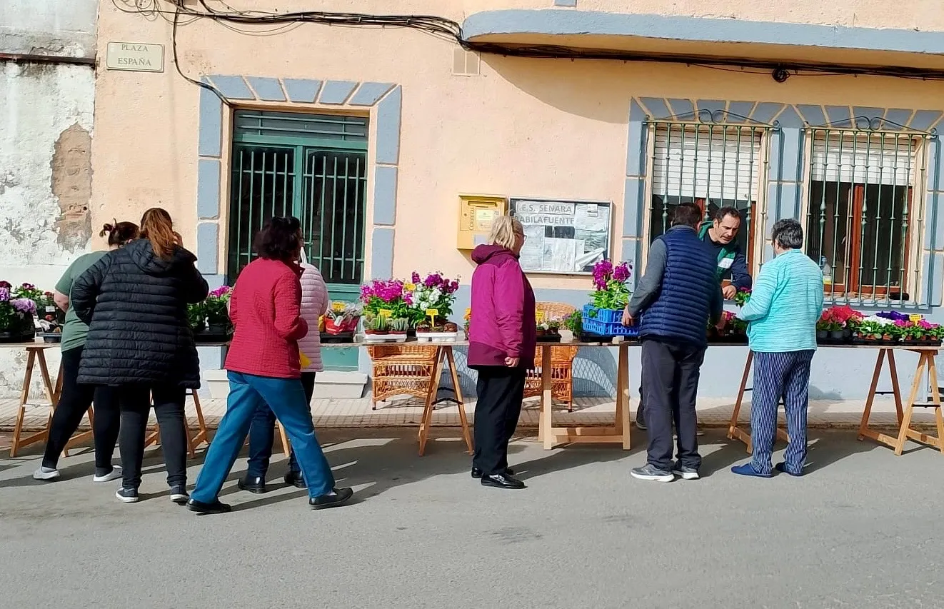 Villoruela celebraba el mercado de flores dentro de su campaña solidaria