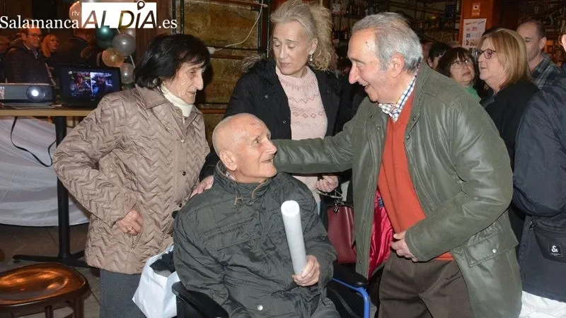 Ángel Herrero ha recibido el cariño de su familia y vecinos en la celebración de su 100 cumpleaños